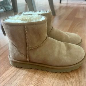 Ugg Classic Mini Genuine Shearling Lined Boot Suede women’s Size 8
